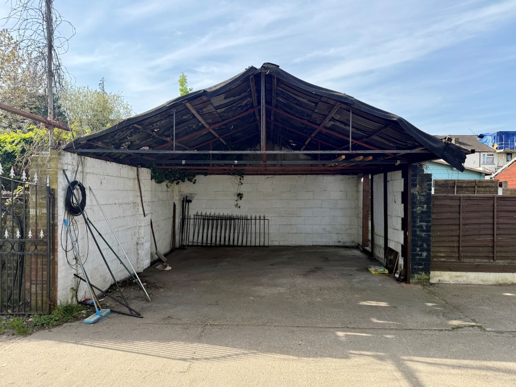 Lot: 75 - FREEHOLD SITE WITH WORKSHOP, OFFICE, HARDSTANDING AND PARKING - Covered parking area